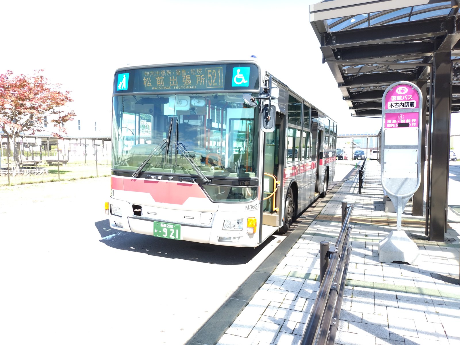 木古内駅前のバス停に停まる函館バスの車両